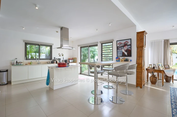 RES villa, accessible to non-Mauritians, for sale in Grand Baie, 362m² of living space, 1,185m² plot, 4 bedrooms, off...