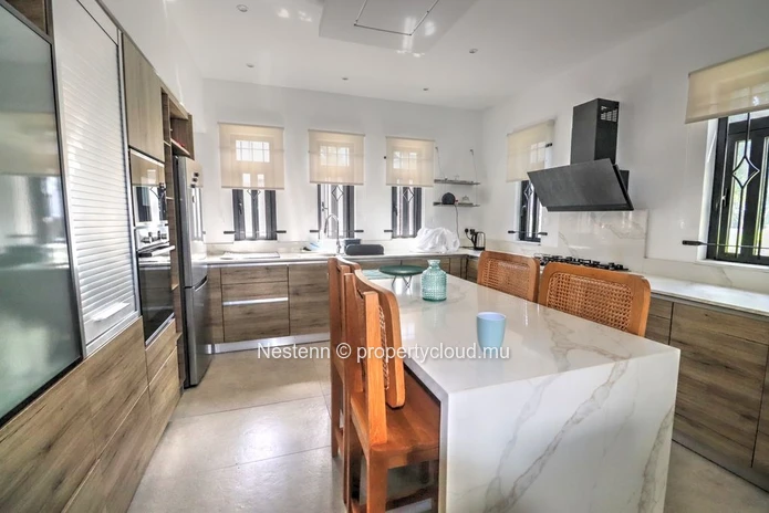 Viila avec 4 chambres, un espace bureau et une cuisine entièrement équipée