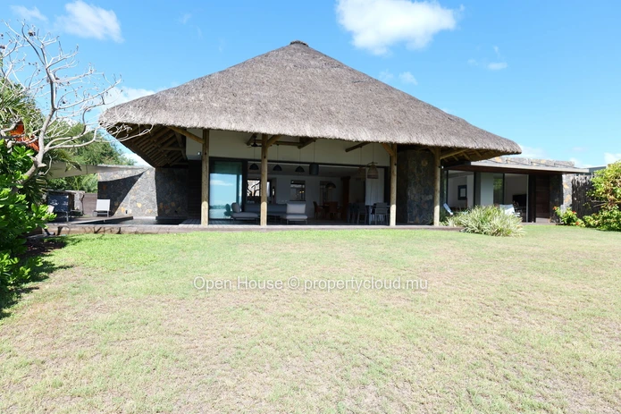 Villa pieds dans l'eau de 280 m² à vendre à Rivière Noire