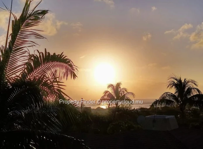 Estate Villa with Airbnb Guest Suites, Squash Courts & Sea Views - For sale - Tamarin
