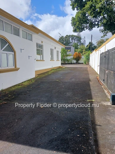 Curepipe House - A Cultural Sanctuary with Garden Views