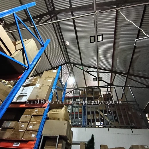 Strategic location - Industrial warehouse for rent in Cassis.