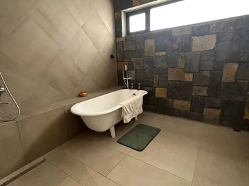 6 Bedroom Villa