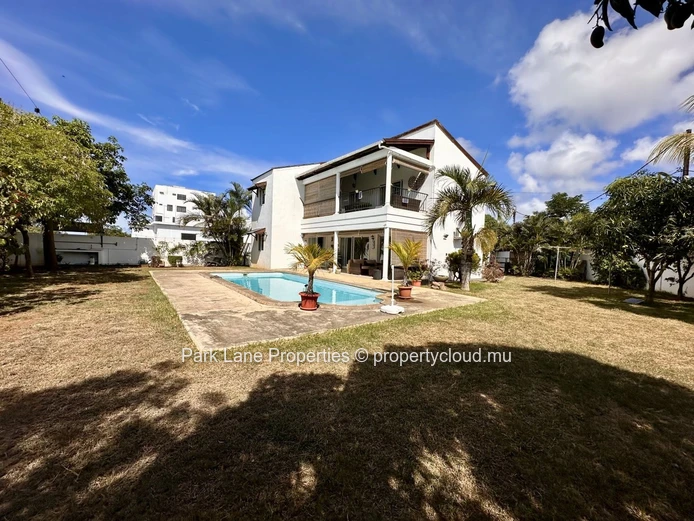 À vendre: Élégante maison familiale avec piscine sur grand terrain à Pereybere