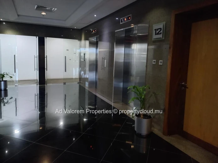 Découvrez cet espace de bureaux professionnels de 398 m² situé au 12? étage d'un immeuble prestigieux à Ébène!