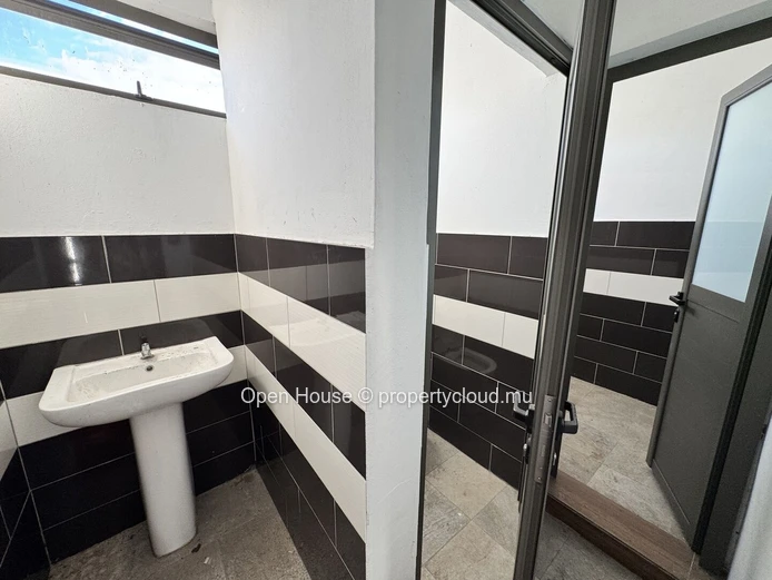 92 m² commercial space + 185m² terrace for rent in The Vale