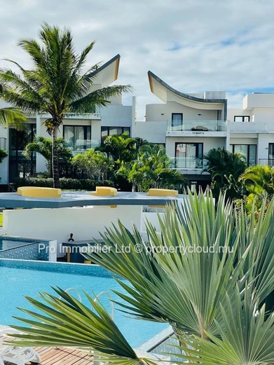 Vue imprenable sur l’océan depuis ce luxueux appartement de 3 chambres en suite au premier etage , entièrement meublé...