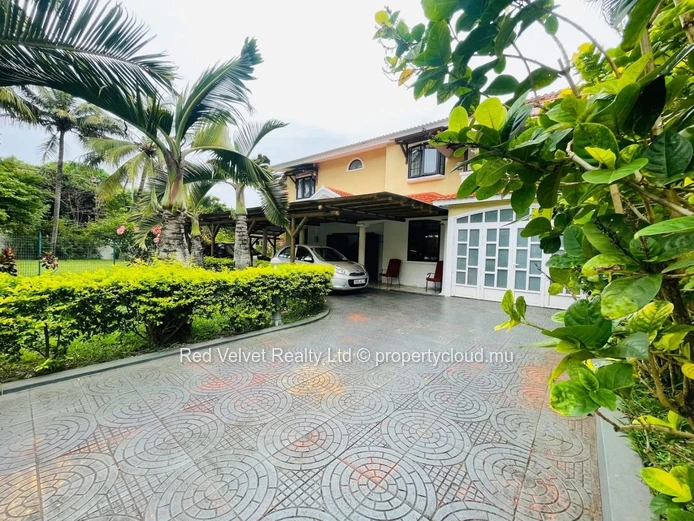 Charming House for Rent in Pointe aux Canonniers | Private Pool & Lush Garden