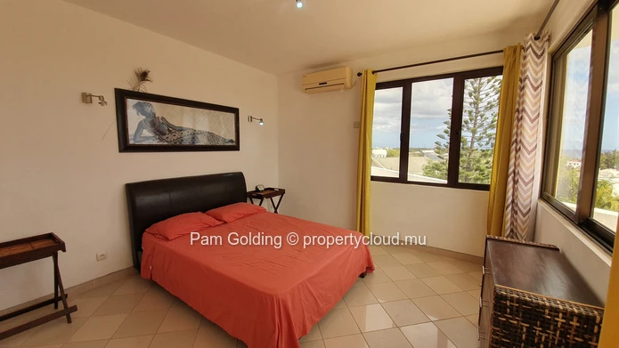 Propriété spacieuse de 8 chambres à coucher avec piscine à vendre à Flic en Flac