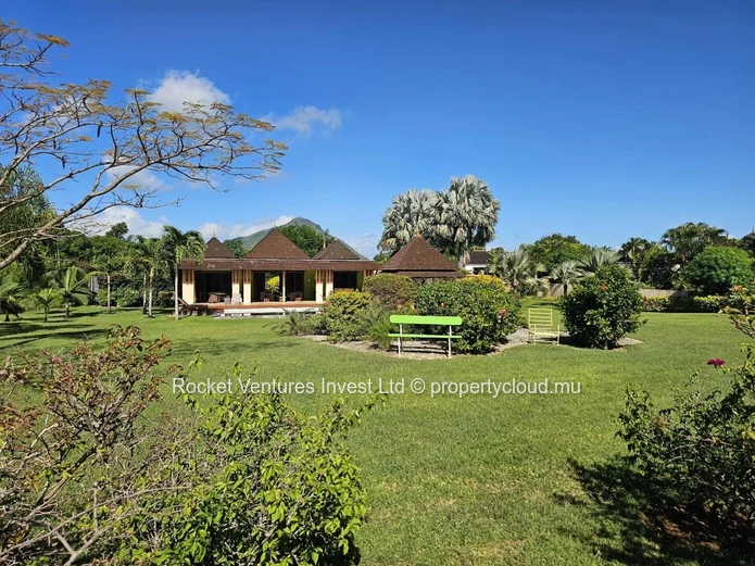 Villa Rénovée de 4 Chambres sur Terrain de Golf – Tamarina, Côte Ouest