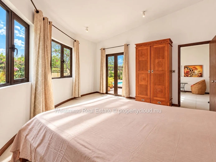 4-bedroom family villa with pool in Black River