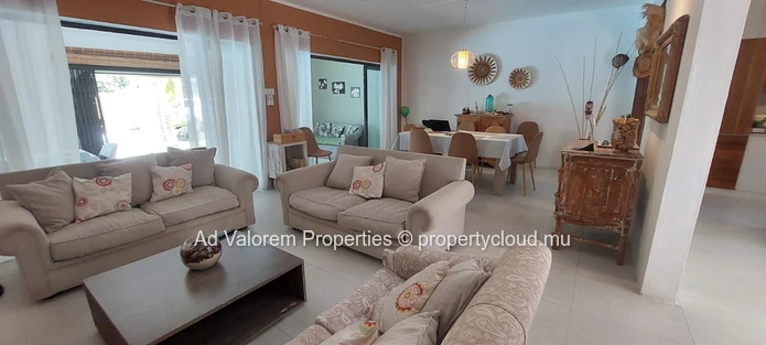 À vendre – Charmant duplex de 2 chambres à Belle Mare – À 5 minutes à pied de la plage