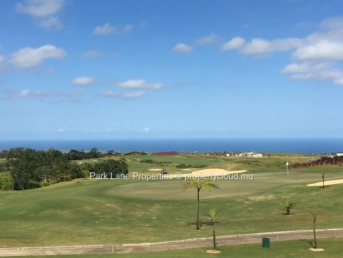 2057 m² in Avalon – Tranquil plot nestled in greenery near golf
