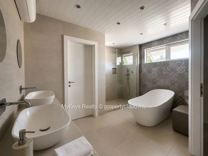 Spacious 5-Bedroom Villa Semi furnished - Central Tamarin
