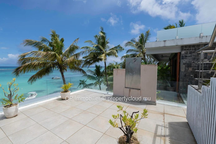 Penthouse à vendre à Péreybère, Grand Baie, 94m², 2 chambres, piscine commune, vue mer, meublé, climatisé. Rs 42M.