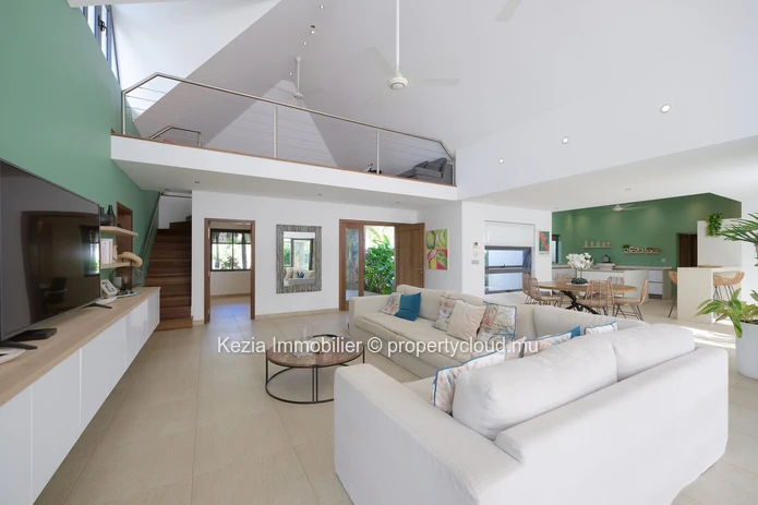 Lush Balinese villa with exceptional volumes