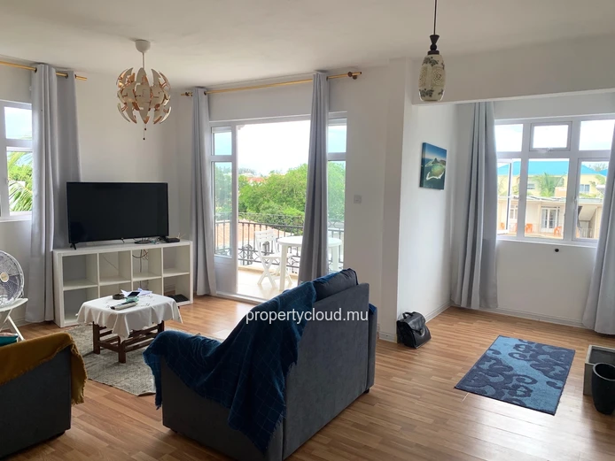 Flic en Flac Ile Maurice à louer appartement 2 chambres décoré avec goût situé au troisième étage avec piscine.