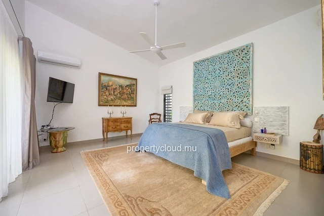For sale: 4-bedroom villa accessible to foreigners, ideally located in La Salette, Grand Baie.
