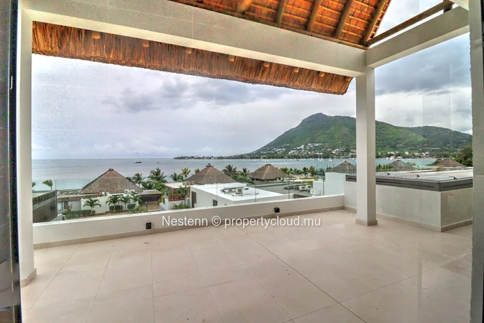 4-bedroom penthouse with sea and mountain views
