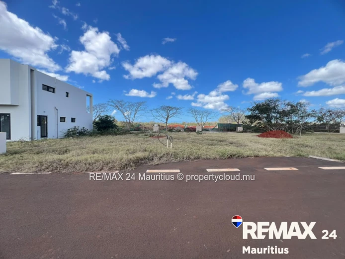 Prime Residential Plot in Balaclava Royal Park | 499.37 m²