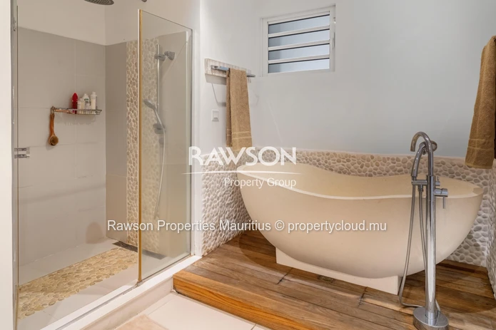 3 En-Suite Bedroom Apartment | Beachfront | Sea View | Swimming Pool | Cap Malheureux