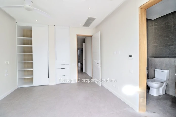 4-bedroom penthouse with sea and mountain views
