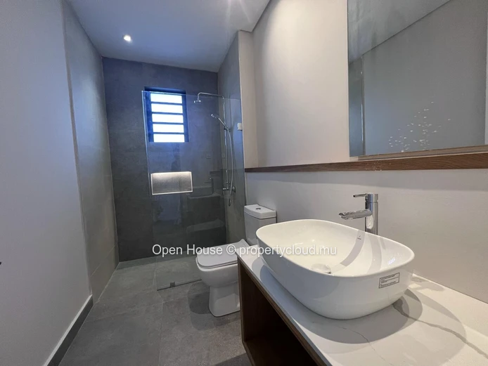 Seafront penthouse in Rivière Noire, 280m², 3 bedrooms, private pool, panoramic sea view.