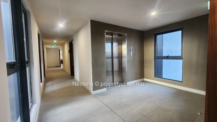 Appartement moderne d'une chambre à coucher à l'Avenir avec vue sur la montagne, balcon, climatisation et parking séc...