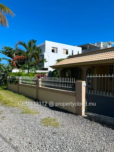 9.5 Perches Villa avec Terrain à Vendre – Péreybère 