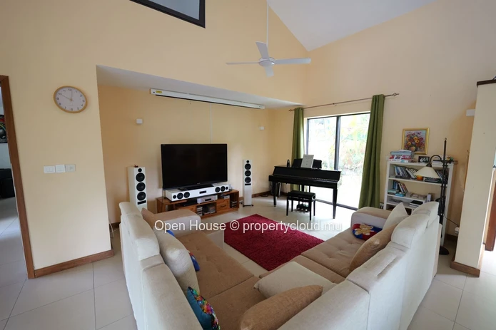 Villa à vendre à Rivière Noire, 320m² habitables, terrain de 1.470m², 5 chambres, bureau, piscine privée. Prix : 900 ...