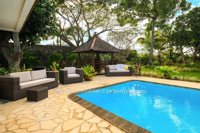 Maison meublée à louer à Calodyne, 406m² sur terrain de 2.500m², 4 chambres, piscine privée, garage, jardin, veranda....
