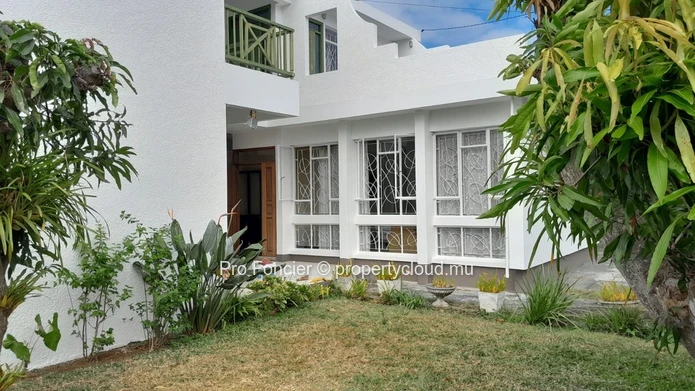 Ground floor of a house for rent as office in the center town of Quatre-Bornes- Good Opportunity !!