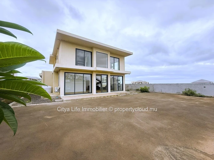 Modern 4-Bedroom Home for Sale – American Floor Plan | 400m² Built | 649m² Land