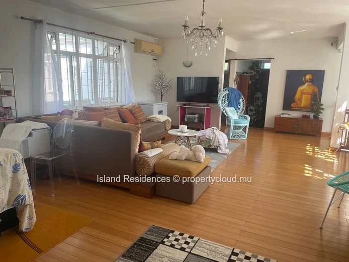 Très spacieuse villa tout confort avec 4 chambres, piscine et garage