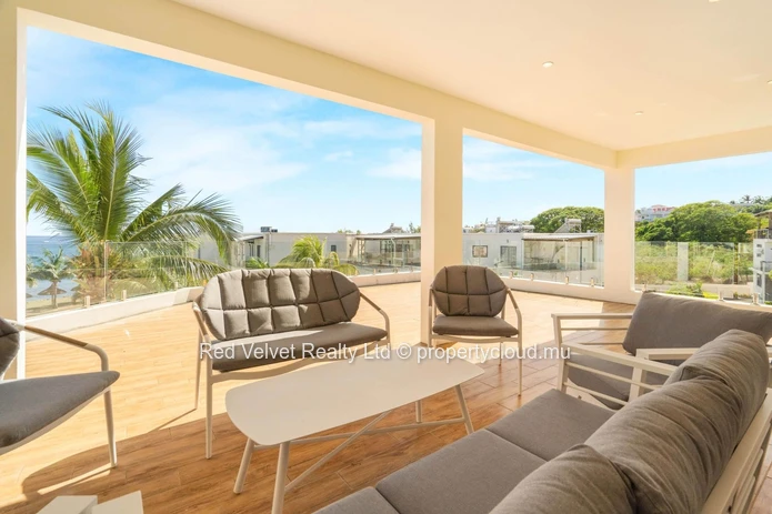Beachfront Penthouse with Sea View – 3 Bedrooms – Flic en Flac