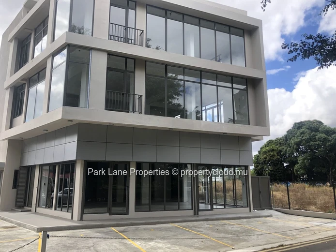High exposure commercial building in the heart of Quatre Bornes – Exceptional visibility 