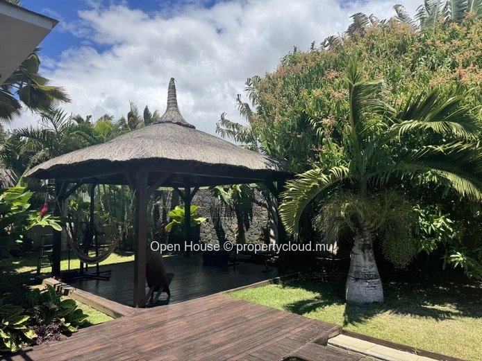 Luxurious architect-designed villa, 5 bedrooms, 2 Master suites, 4 bathrooms, 20m swimming pool, double garage.