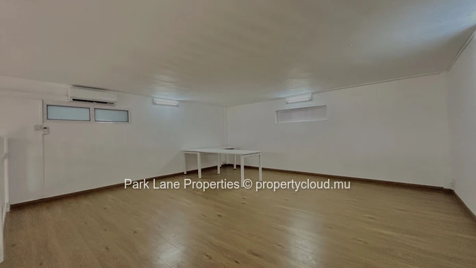 Bâtiment industriel de premier choix à vendre : bureaux, espace d'entrepôt, emplacement idéal
