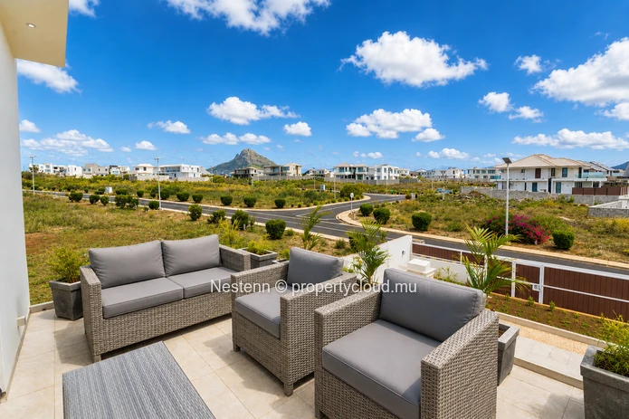 Villa moderne de 3 chambres sur deux niveaux, avec piscine privée et vue sur la mer