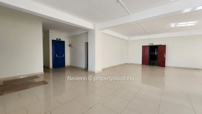 Espace de bureaux lumineux non meublé de 126,54 m² à Port Louis, avec balcon, ascenseur privé et fibre optique, à pro...