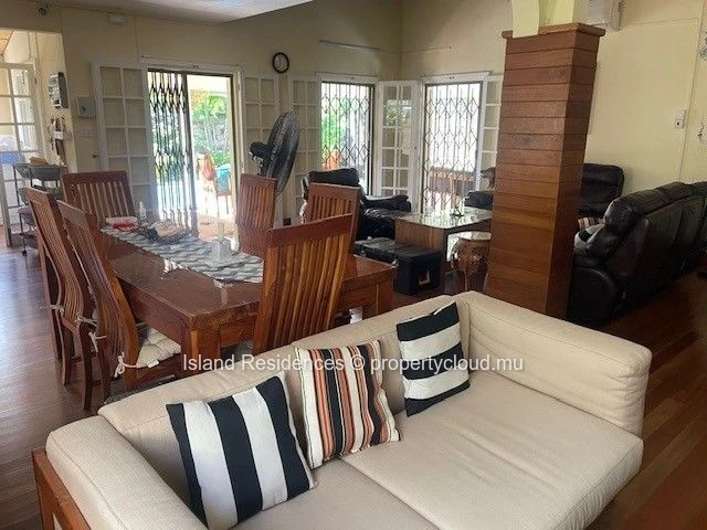 Belle villa meublée avec 3 chambres, piscine et parking tout près de la plage de Mon Choisy