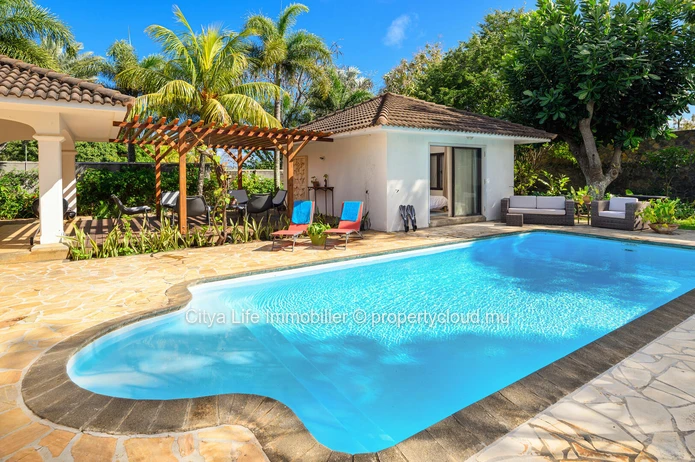 Maison meublée à louer à Calodyne, 406m² sur terrain de 2.500m², 4 chambres, piscine privée, garage, jardin, veranda....