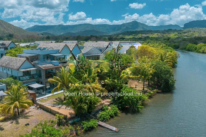 Appartement pieds dans l'eau à louer à Rivière Noire, Tamarin, 4 chambres, piscine privée, meublé.