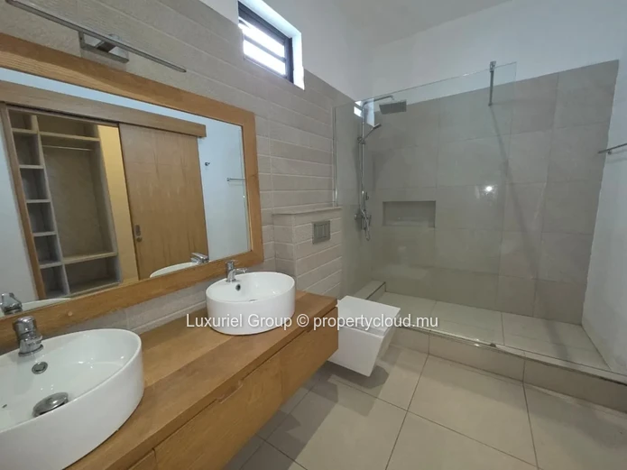 Villa 5 Chambres À Louer – Trou Aux Biches