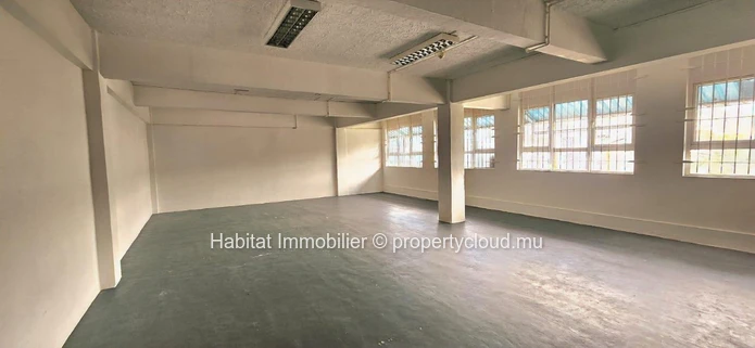 To rent : Large unfurnished open-space office of 464 m² in Port Louis