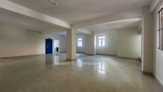 Bureau spacieux non meublé de 257m2 avec balcon
