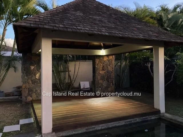 Grand Baie – Élégante villa de 4 ch avec piscine en roche volcanique