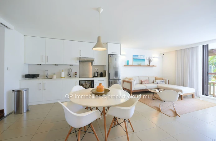 Appart R+2 à vendre à Mon Choisy, 64m², piscine commune, vue mer, meublé, cuisine équipée, proche commodités. 269 000€.