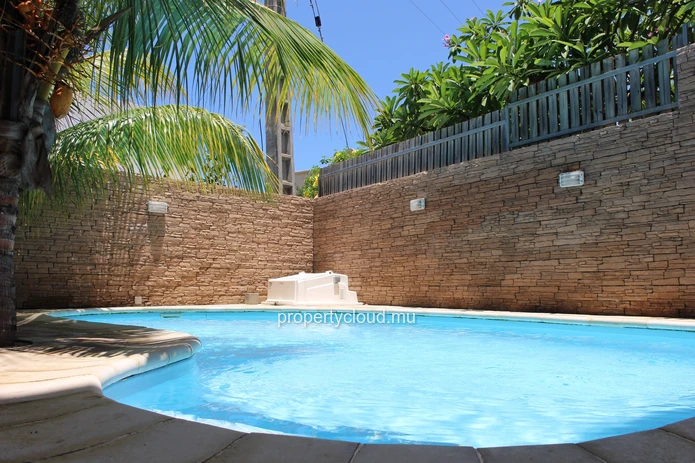 Flic en Flac Ile Maurice à louer appartement 2 chambres décoré avec goût situé au troisième étage avec piscine.