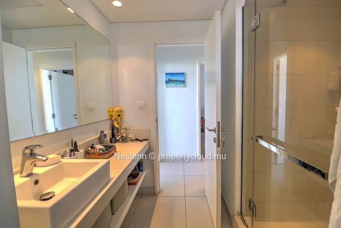 Modern and well-designed 3-bedroom penthouse a few minutes walk from the beach